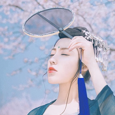 漫櫻少女心帶團扇女生頭像，唯美古風真頭像