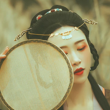 古典少女帶團扇女生頭像，唯美古風真頭像