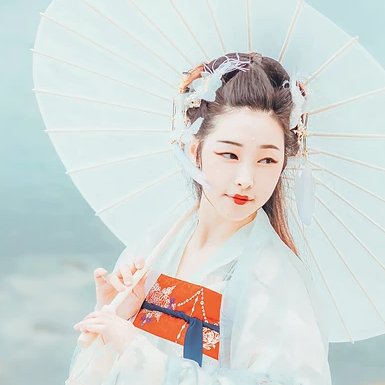 羽仙帶傘女生頭像，唯美古風(fēng)真人頭像