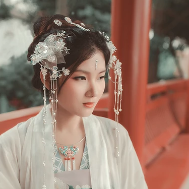 春風撲面女生頭像，唯美古風真人頭像