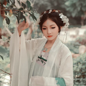 春風撲面女生頭像，唯美古風真人頭像