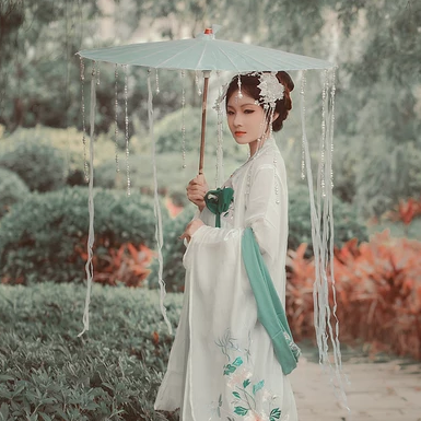 春風撲面女生頭像，唯美古風真人頭像