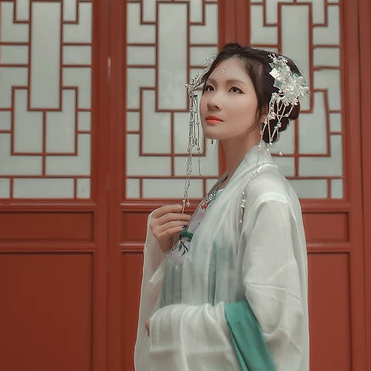 春風撲面女生頭像，唯美古風真人頭像