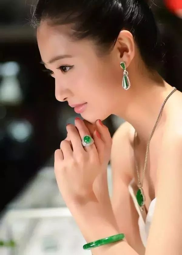 手串怎么戴？左戴玉右戴銀養(yǎng)生更養(yǎng)人！