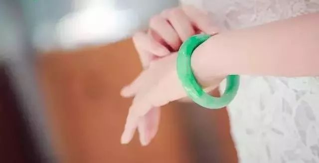 手串怎么戴？左戴玉右戴銀養(yǎng)生更養(yǎng)人！