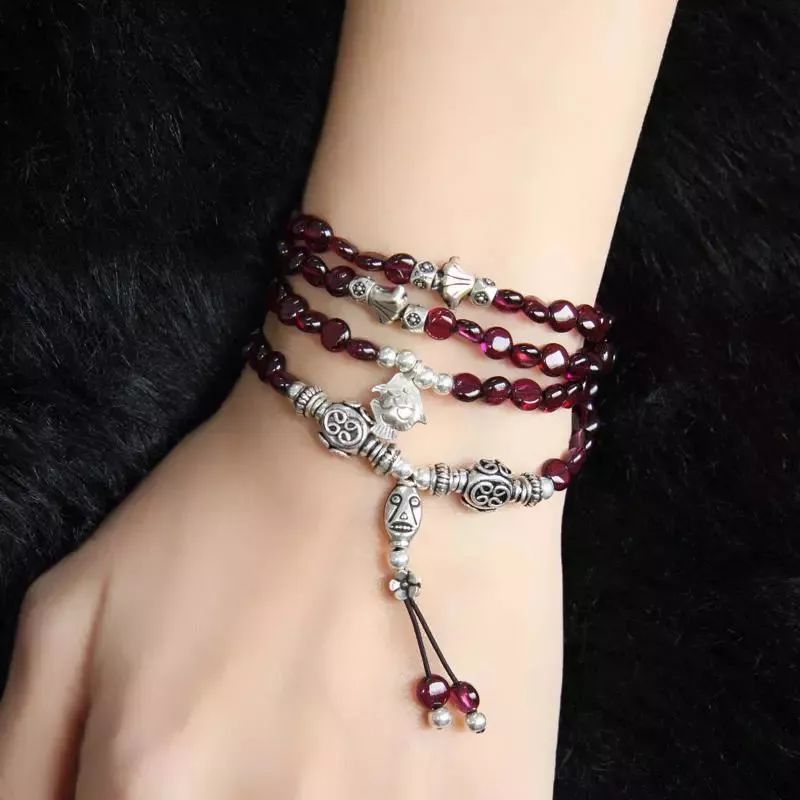 手串怎么戴？左戴玉右戴銀養(yǎng)生更養(yǎng)人！