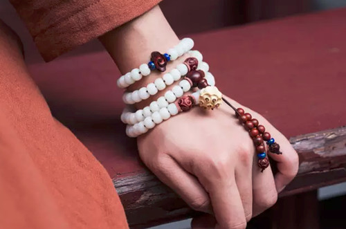 手串怎么戴？左戴玉右戴銀養(yǎng)生更養(yǎng)人！