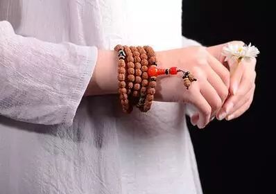 手串怎么戴？左戴玉右戴銀養(yǎng)生更養(yǎng)人！