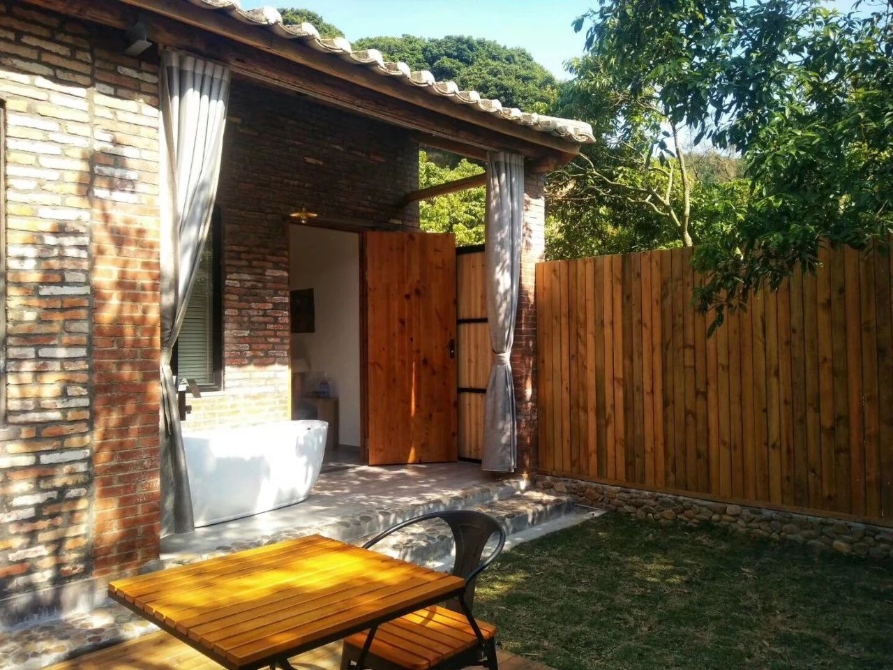 廣州·菁木山舍，有個(gè)木屋開滿鮮花看花開花落