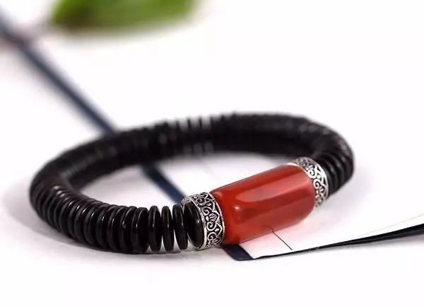 迷戀的紅，南紅手串之美！