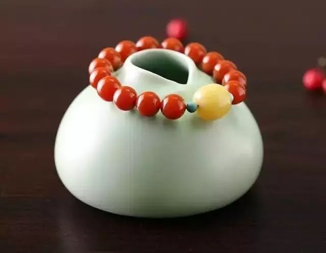 迷戀的紅，南紅手串之美！