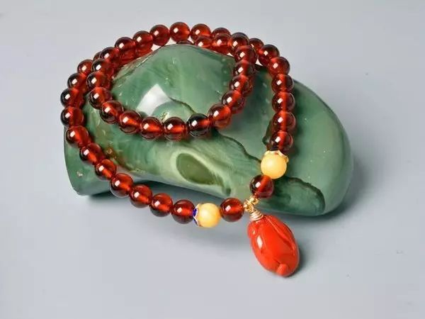 迷戀的紅，南紅手串之美！