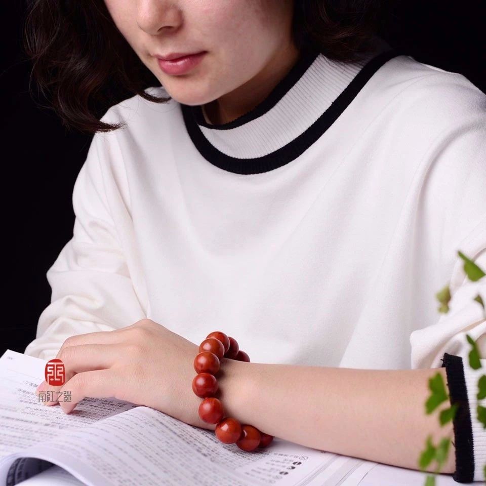 迷戀的紅，南紅手串之美！