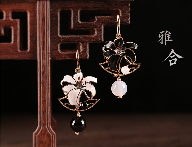黑白百合花耳環(huán)，優(yōu)雅曼妙的首飾!
