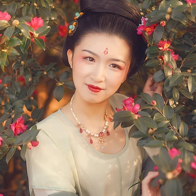 嬌艷紅花帶團(tuán)扇女生頭像：唯美古風(fēng)真人頭像
