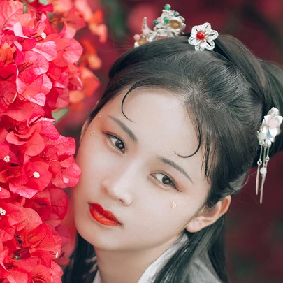 嬌艷紅花女生頭像，唯美古風(fēng)真人頭像
