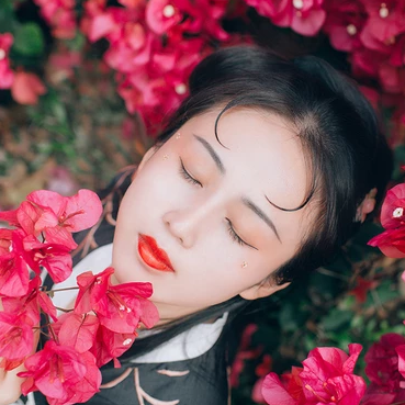 嬌艷紅花女生頭像，唯美古風(fēng)真人頭像