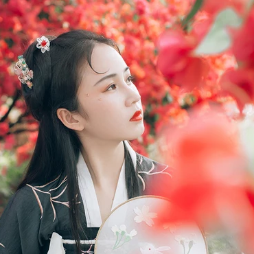 嬌艷紅花女生頭像，唯美古風(fēng)真人頭像