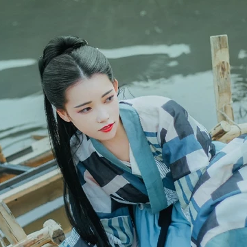 佳人在水持傘女生頭像，唯美古風(fēng)真人頭像