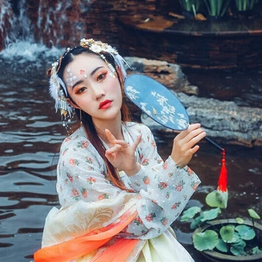 夢(mèng)如煙持團(tuán)扇女生頭像，唯美古風(fēng)真人頭像