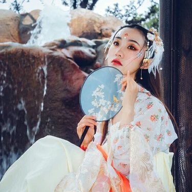 夢(mèng)如煙持團(tuán)扇女生頭像，唯美古風(fēng)真人頭像