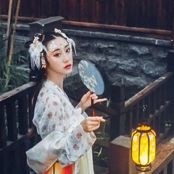 夢(mèng)如煙持團(tuán)扇女生頭像，唯美古風(fēng)真人頭像