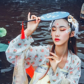 夢(mèng)如煙持團(tuán)扇女生頭像，唯美古風(fēng)真人頭像
