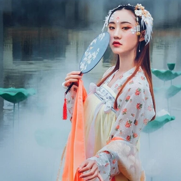 夢(mèng)如煙持團(tuán)扇女生頭像，唯美古風(fēng)真人頭像