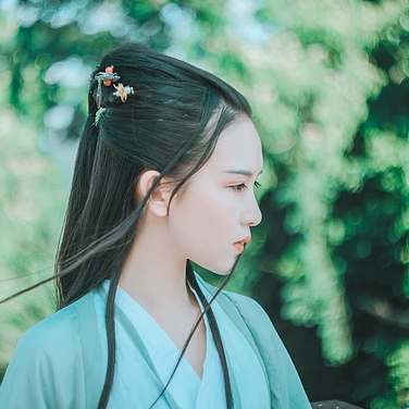 清風(fēng)徐來帶斗笠折扇女生頭像，唯美古風(fēng)頭像