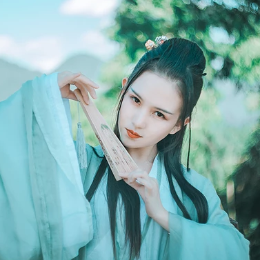 清風(fēng)徐來帶斗笠折扇女生頭像，唯美古風(fēng)頭像