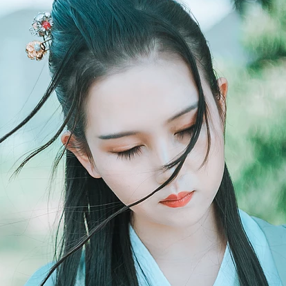 清風(fēng)徐來帶斗笠折扇女生頭像，唯美古風(fēng)頭像