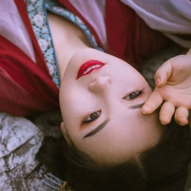 紅衣文藝女生頭像:唯美古風真人頭像