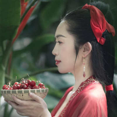 櫻桃紅衣古風頭像，嬌艷美人!