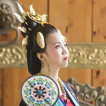 精致古典女生真人頭像，持扇古風頭像