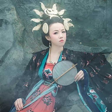 精致古典女生真人頭像，持扇古風頭像