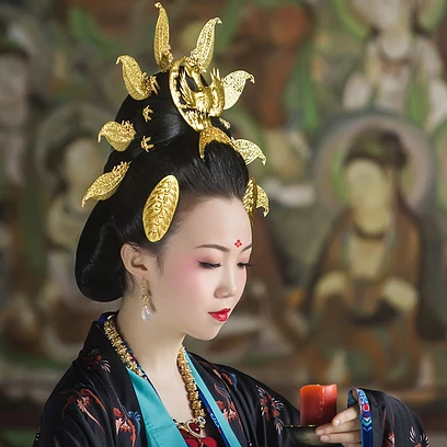 精致古典女生真人頭像，持扇古風頭像