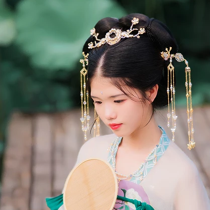 荷香滿溢女生頭像，持扇古風(fēng)頭像