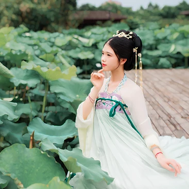 荷香滿溢女生頭像，持扇古風(fēng)頭像