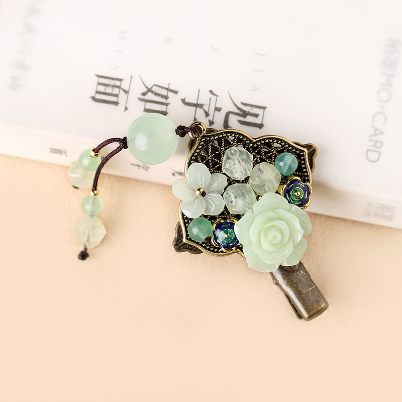 復古小花朵發(fā)夾頭飾：彰顯古典的美感