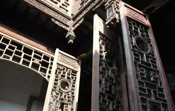 品味木雕藝術(shù)：感受中式老房的匠心之美！