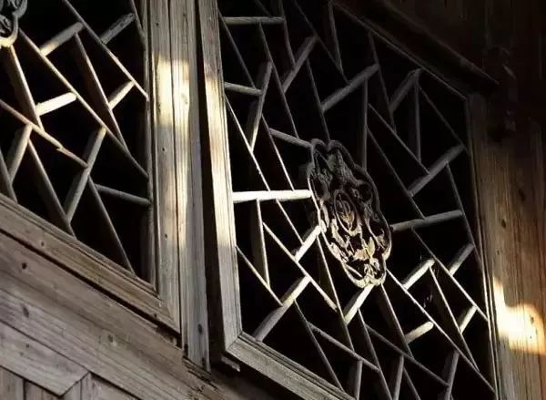 品味木雕藝術(shù)：感受中式老房的匠心之美！