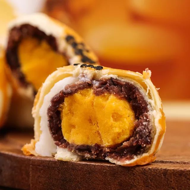 特色美食海鴨蛋黃酥：讓人上癮的蛋黃酥！