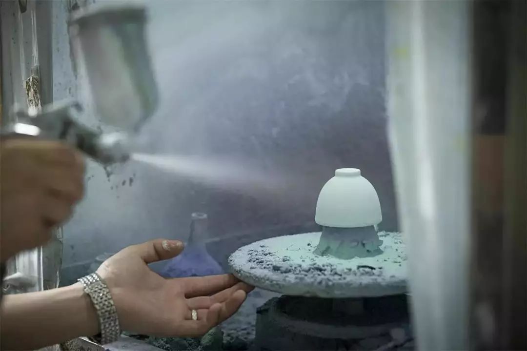 粉彩扒花工藝：細(xì)膩絕妙的陶瓷工藝！