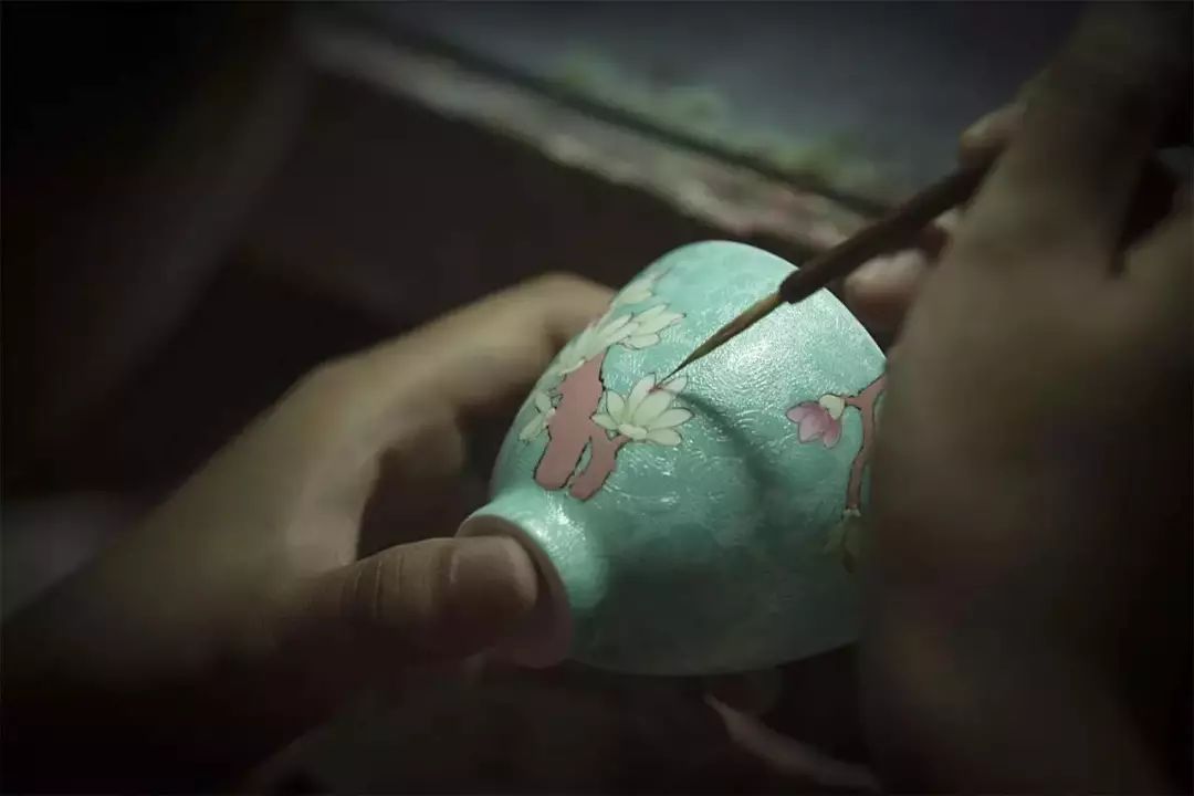 粉彩扒花工藝：細(xì)膩絕妙的陶瓷工藝！