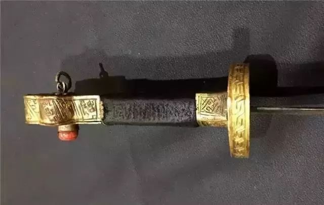 老牧民手中的藏刀，古代兵器太美!