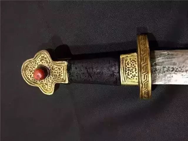 老牧民手中的藏刀，古代兵器太美!