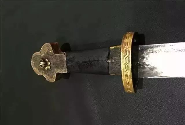 老牧民手中的藏刀，古代兵器太美!