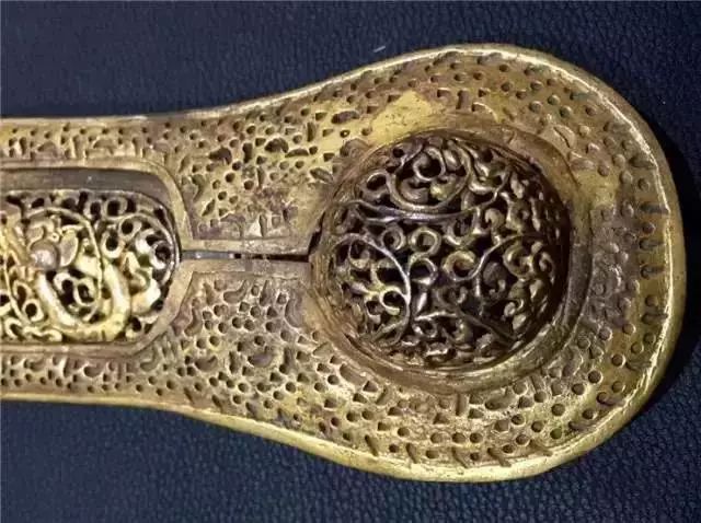 老牧民手中的藏刀，古代兵器太美!