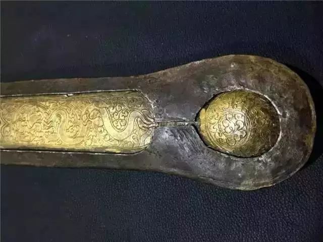 老牧民手中的藏刀，古代兵器太美!