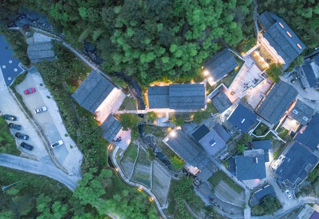 安吉·仁里息心廬，擁泉而居枕山而眠!